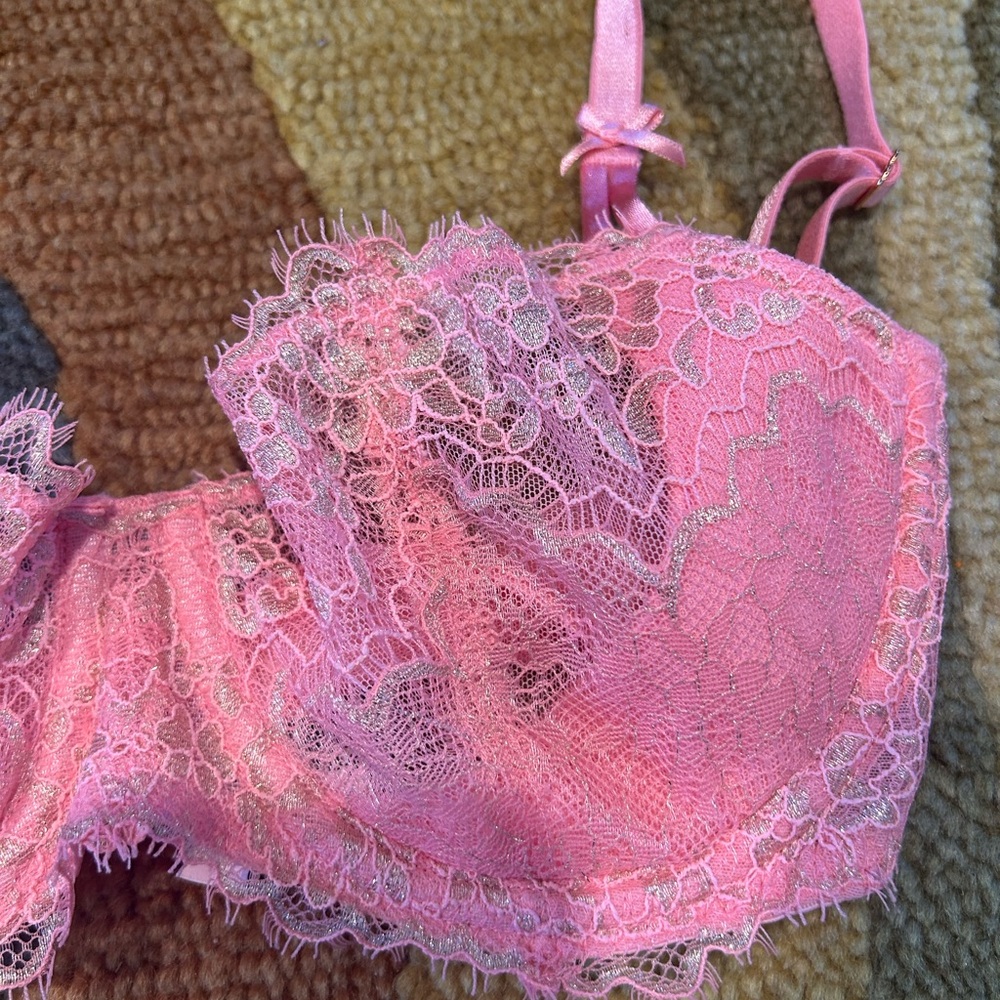 Like-New Victoria’s Secret Dream Angels Push Up Bra Un-Padded Pink Lace Size 32D - Picture 2 of 5